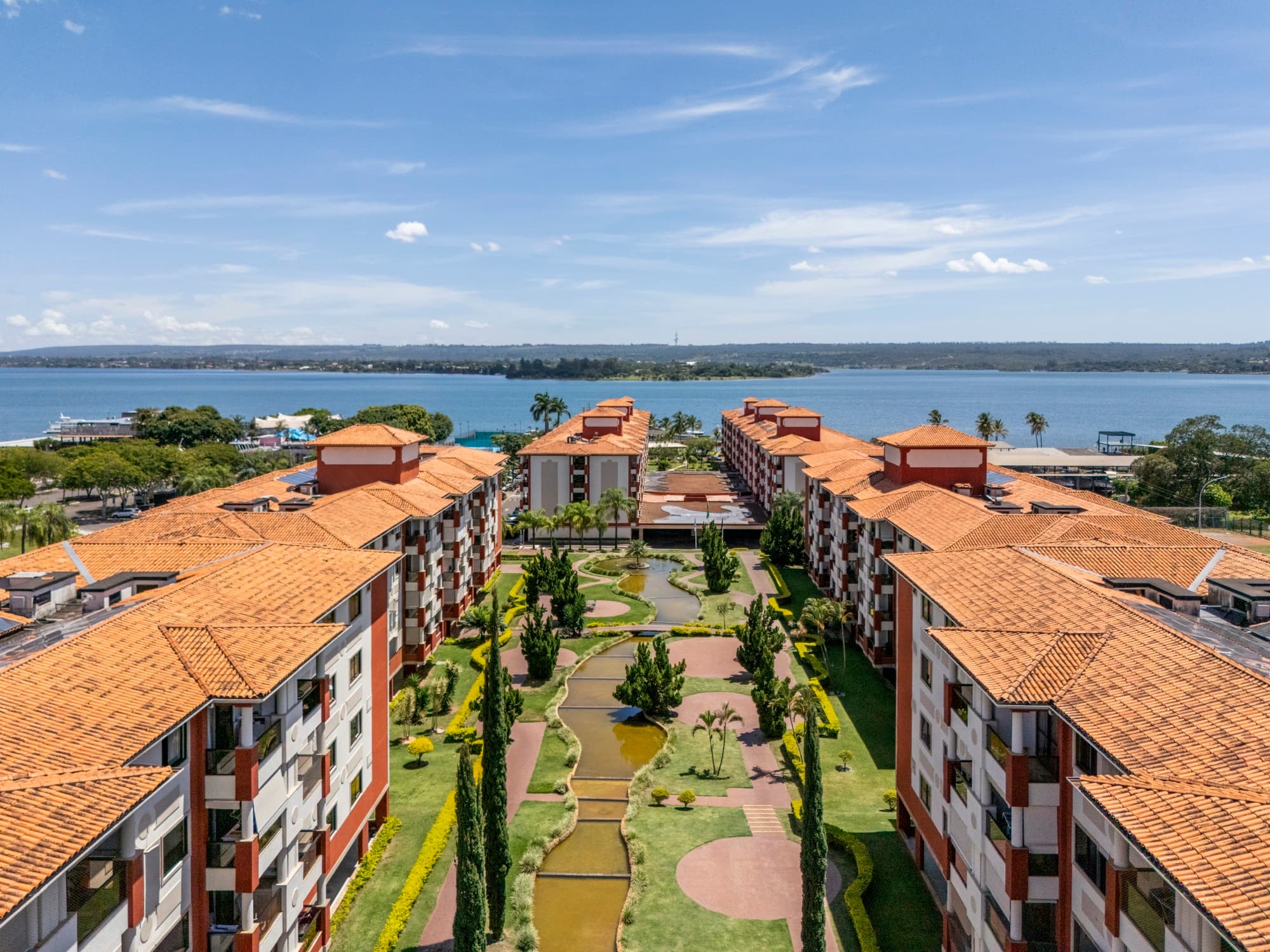 Vista aérea — empreendimento e Lago Paranoá