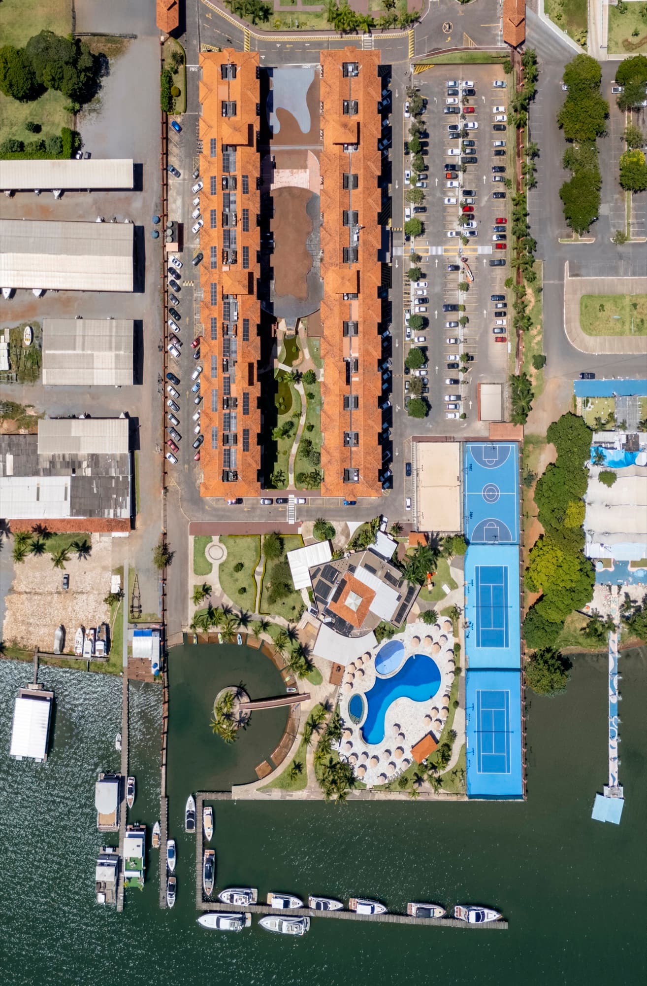 Vista aérea completa — marina, piscina e quadras