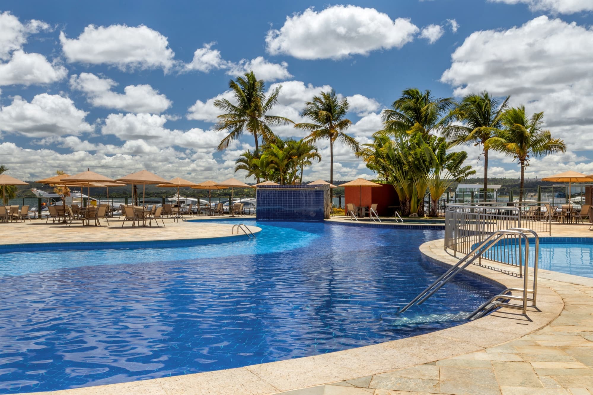 Piscina com vista para o Lago Paranoá